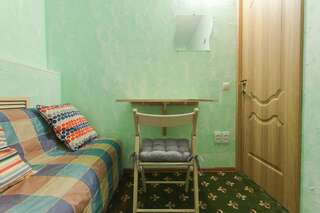 Гостиница Винтерфелл на Арбате Москва Улучшенный трехместный номер с диваном-3